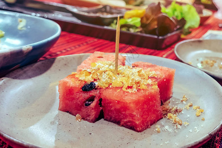 带西瓜的炸干鱼作为餐厅晚宴的甜图片