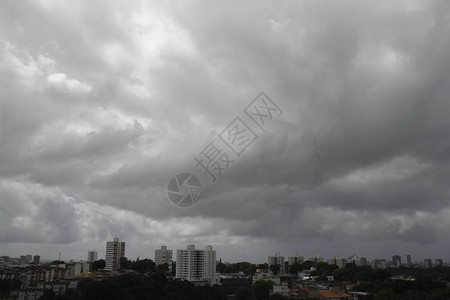 在萨尔瓦多市看到有雨云的天空图片