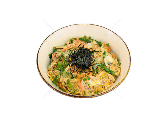 Oyakodon鸡蛋和蔬菜在碗里图片