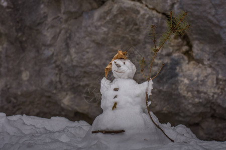 小雪人在冬季徒步旅行时带图片