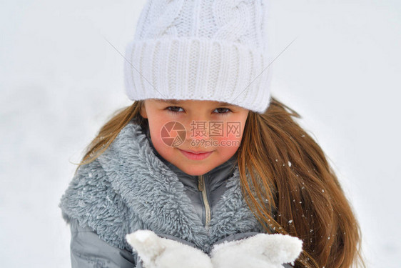 快乐的儿童女孩在冬天户外散步小孩子在寒假玩耍冬天湖的女孩图片