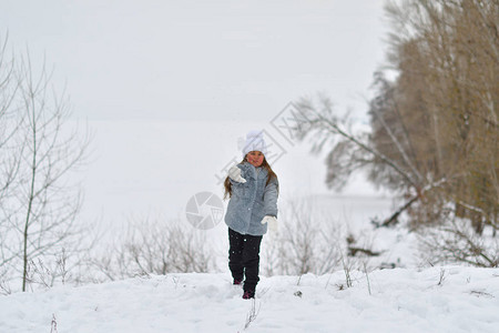 快乐的儿童女孩在冬天户外散步小孩子在寒假玩耍冬天湖的女孩图片