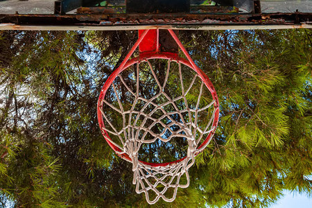 森林篮球场靠近树的篮球架空荡的街头篮球场对于和锻炼以及健康生图片