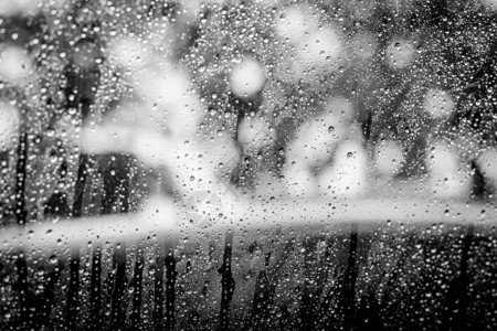 黑色和白色的雨滴在车窗玻璃纹理背景上图片