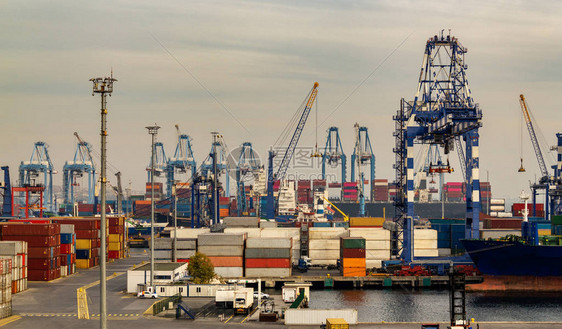 商业货运用起重机将货物运送到港口海运国际进出口业务和物流中的集装箱船海运港图片
