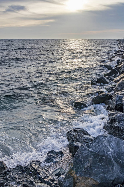 海边的岩石和波浪图片