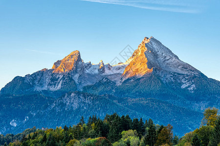 第一次阳光照射到巴伐利亚阿尔卑斯山的著图片