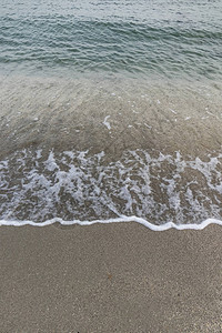 冬季海岸的海滩和海浪背景图片