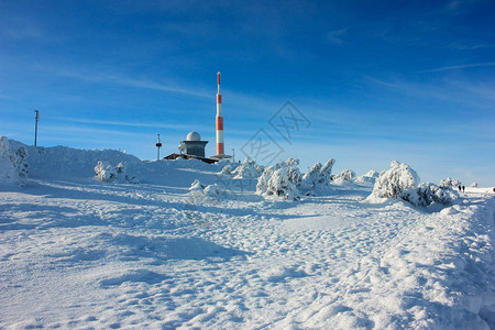 德国哈茨公园布罗肯山顶的气象站在雪中图片