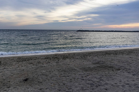 海边的岩石沙子和波浪图片