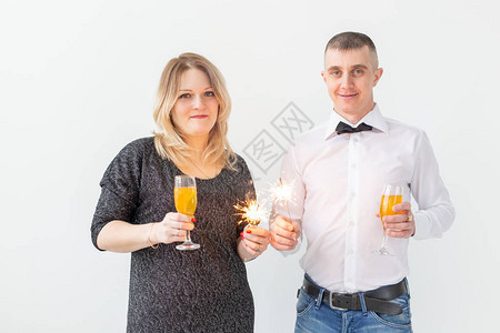 假期圣诞节情人节和新年概念女人和男人庆祝并在白色的玻图片