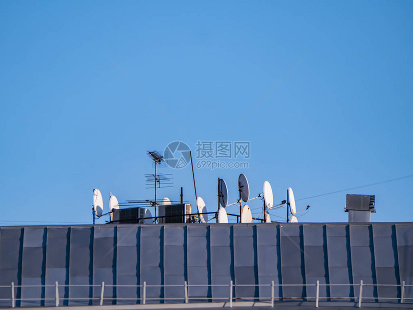 卫星天线在楼顶上有空间技术蓝天图片