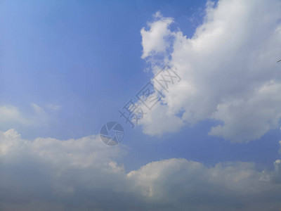 蓝天自然背景中的多云图片