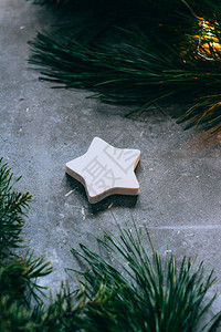 圣诞节或新年背景圣诞树的枝和老式玩具灰色背景上的木星圣诞装饰一图片