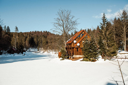 冬山中漂亮的木屋图片