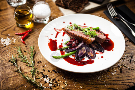 胸和鱼紫胡萝卜demiglace图片