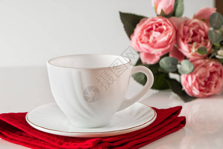 红餐巾上的白咖啡杯图片