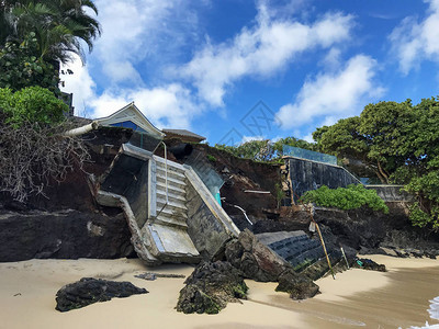 海岸在热带风暴期间因海岸侵蚀而严重受损图片