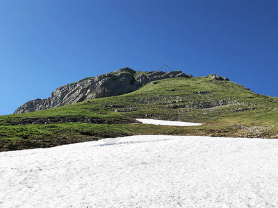 位于瓦吉塔尔山谷或瓦吉塔尔山谷上方的津伦斯皮茨山和高山瓦吉塔勒湖图片