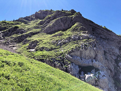 位于瓦吉塔尔山谷或瓦吉塔尔山谷上方的津伦斯皮茨山和高山瓦吉塔勒湖图片