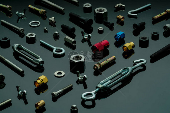 金属螺栓螺母和垫圈紧固件设备五金工具车间桌子上不同类型的螺母螺栓和螺钉机械工具汽车工程中使用图片