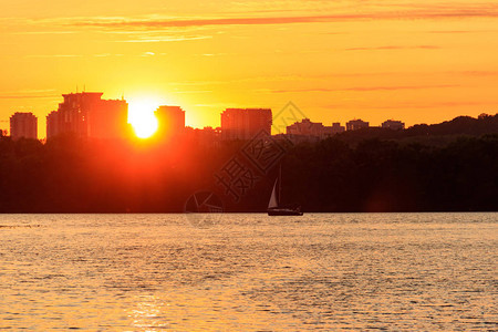 乌克兰基辅河上的橙色日落图片