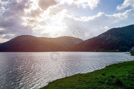 与河和太阳的春天风景图片