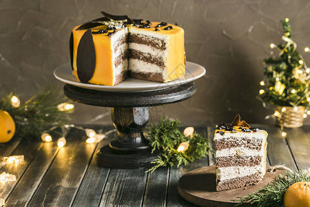 美味的香蕉蛋糕特写在木制餐饮摊位上用黄油奶切片巧克力海绵蛋糕新年假期和圣诞节的甜点图片