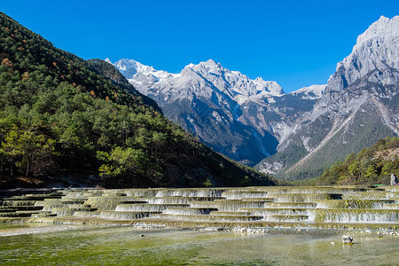 是丽江古城附近玉龙雪山图片