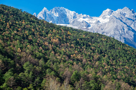 云南建水古城是丽江古城附近玉龙雪山背景