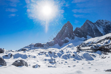 美丽的玉龙雪山或玉龙中文背景图片