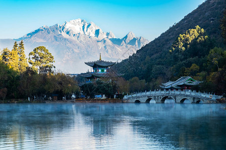 以玉龙雪山为背景的黑龙潭美景图片