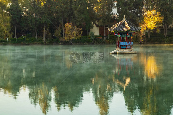 以玉龙雪山为背景的黑龙潭美景图片