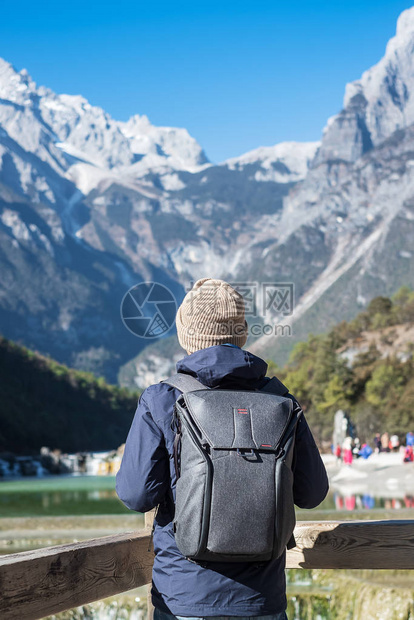 在丽江古城附近玉龙雪山景区内的地标和热门景点蓝月谷旅行的年轻旅行者云南丽江独图片