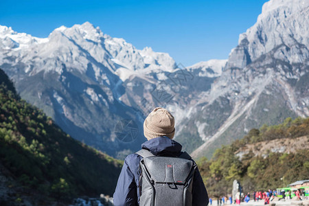 在丽江古城附近玉龙雪山景区内的地标和热门景点蓝月谷旅行的年轻旅行者云南丽江独背景图片