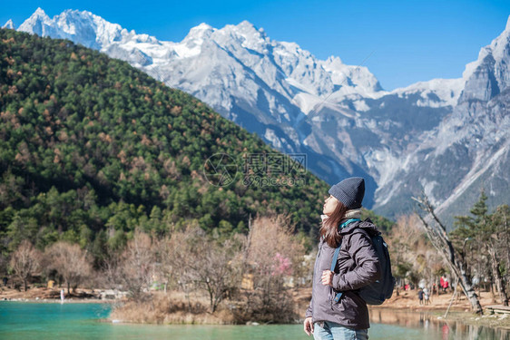 在丽江古城附近玉龙雪山景区内的地标和热门景点蓝月谷旅行的年轻女游客云南丽江独图片