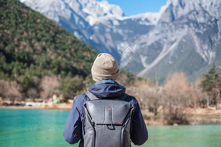 在丽江古城附近玉龙雪山景区内的地标和热门景点蓝月谷旅行的年轻旅行者云南丽江独图片