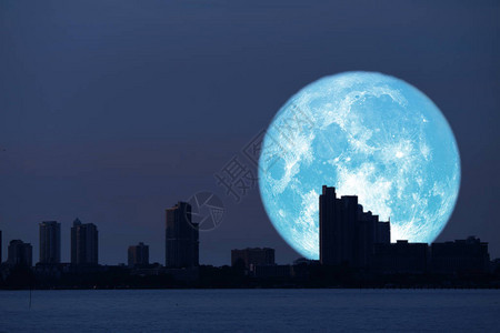 超级血干草月亮星球背面剪影城市和夜空图片
