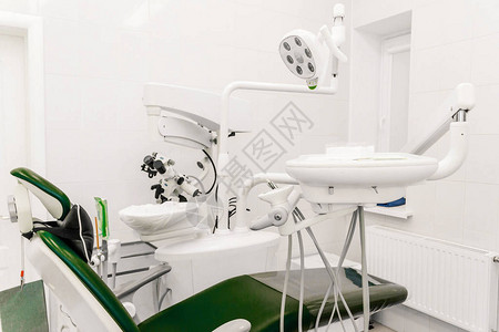 带有显微镜的现代牙科办公室概览照图片