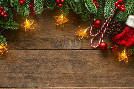 节日圣诞贺卡与节日装饰球星雪花礼品盒松果在木质上从平躺顶视图文本圣诞快乐和新图片