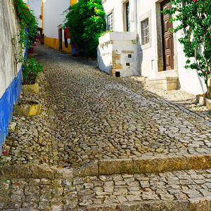 中世纪葡萄牙城市奥比都斯的狭窄街道图片