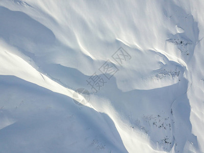 山区雪层覆盖地形的空中观察图片