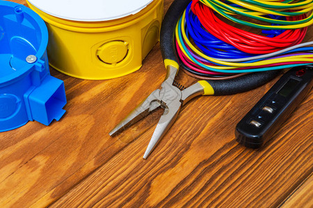 电气安装过程中通常使用的带有电缆线和工具背景图片