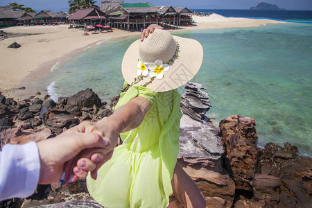 女人想让她的男人跟着她度假或度蜜月到海边去海滩图片