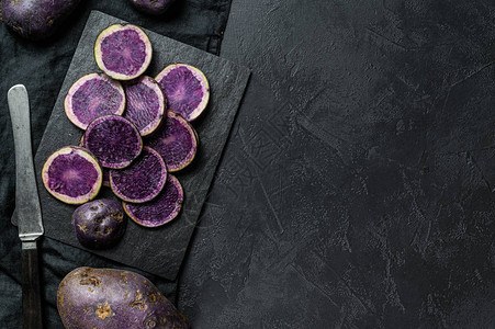 紫薯详情页Raw切片的紫菜土豆黑色背景顶端视背景