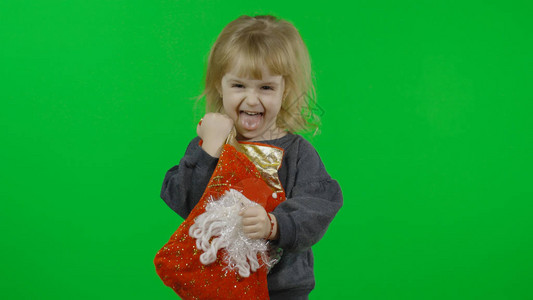 穿着毛衣的快乐美丽的小女婴与雪人圣诞节的概念寻找圣诞袜中的礼物积极漂亮四岁的孩子做鬼脸和图片