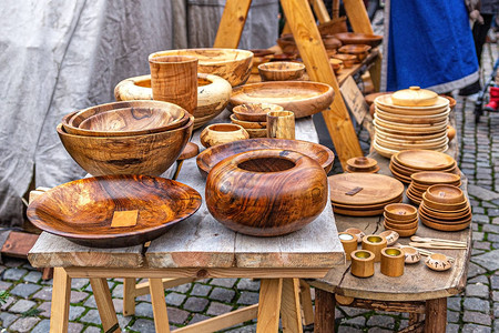 当地工匠制作的木制盘子在市集的图片