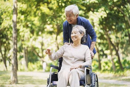 高级亚裔男子和轮椅女在图片