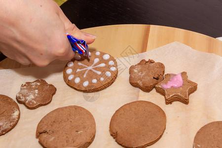 烘烤节日饼干装饰姜饼的手基督圣诞节和新年图片