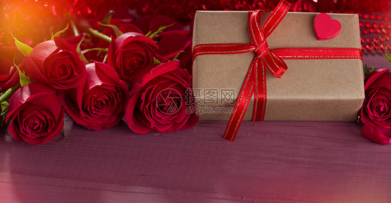 彩色木质背景玫瑰嫁接礼包图片